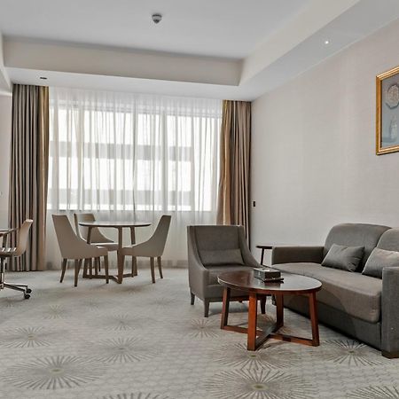 Holiday Suites Al Azizia Mekka Exteriér fotografie A room at the hotel