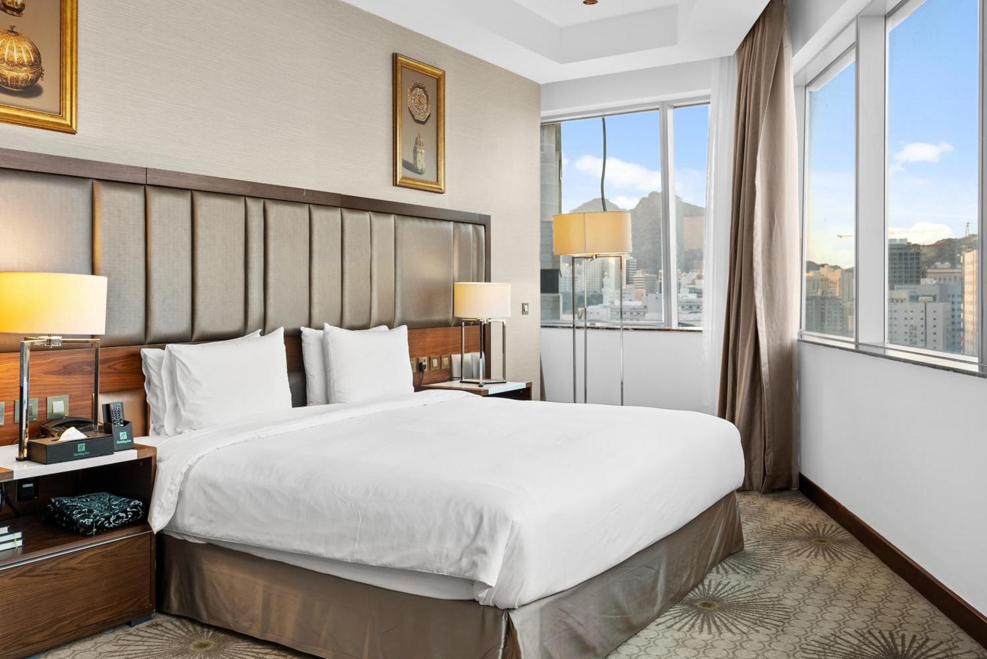 Holiday Suites Al Azizia Mekka Exteriér fotografie A room at the hotel
