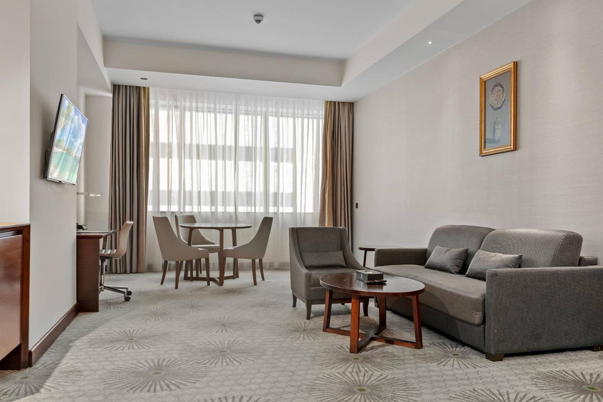 Holiday Suites Al Azizia Mekka Exteriér fotografie A room at the hotel