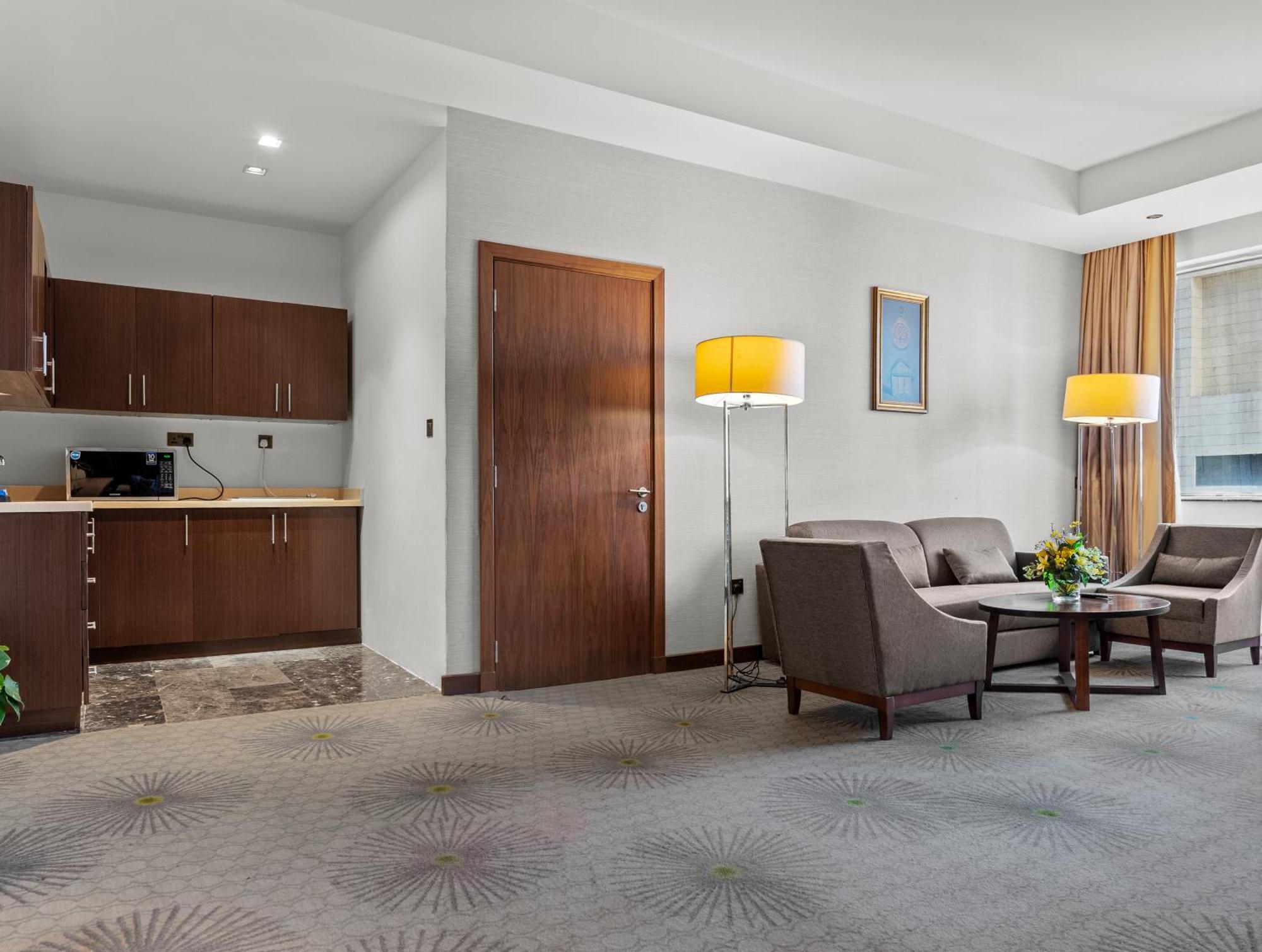 Holiday Suites Al Azizia Mekka Exteriér fotografie A room at the hotel