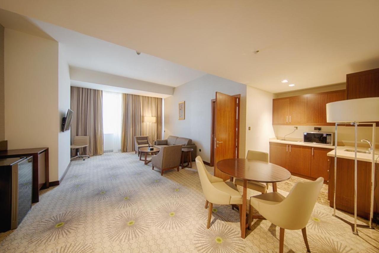 Holiday Suites Al Azizia Mekka Exteriér fotografie A room at the hotel