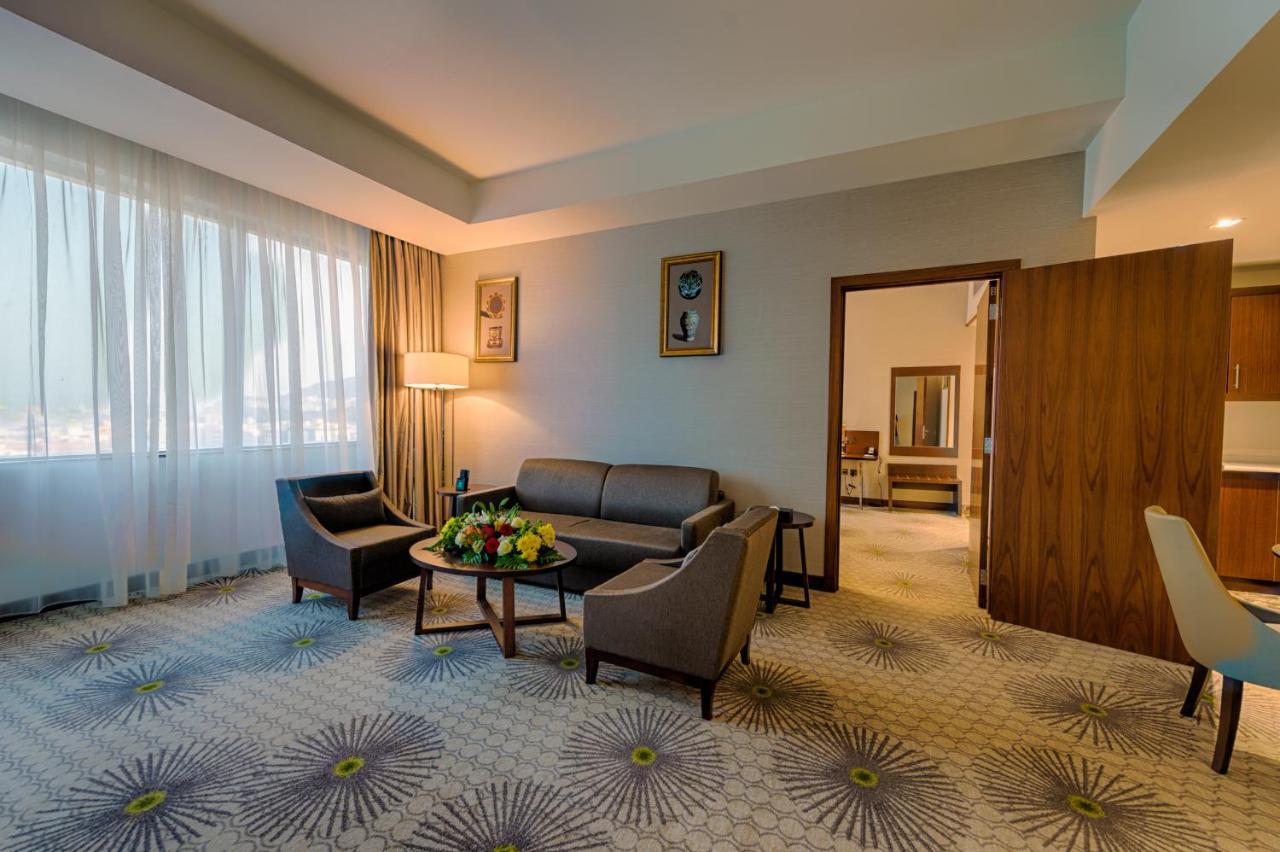 Holiday Suites Al Azizia Mekka Exteriér fotografie A room at the hotel