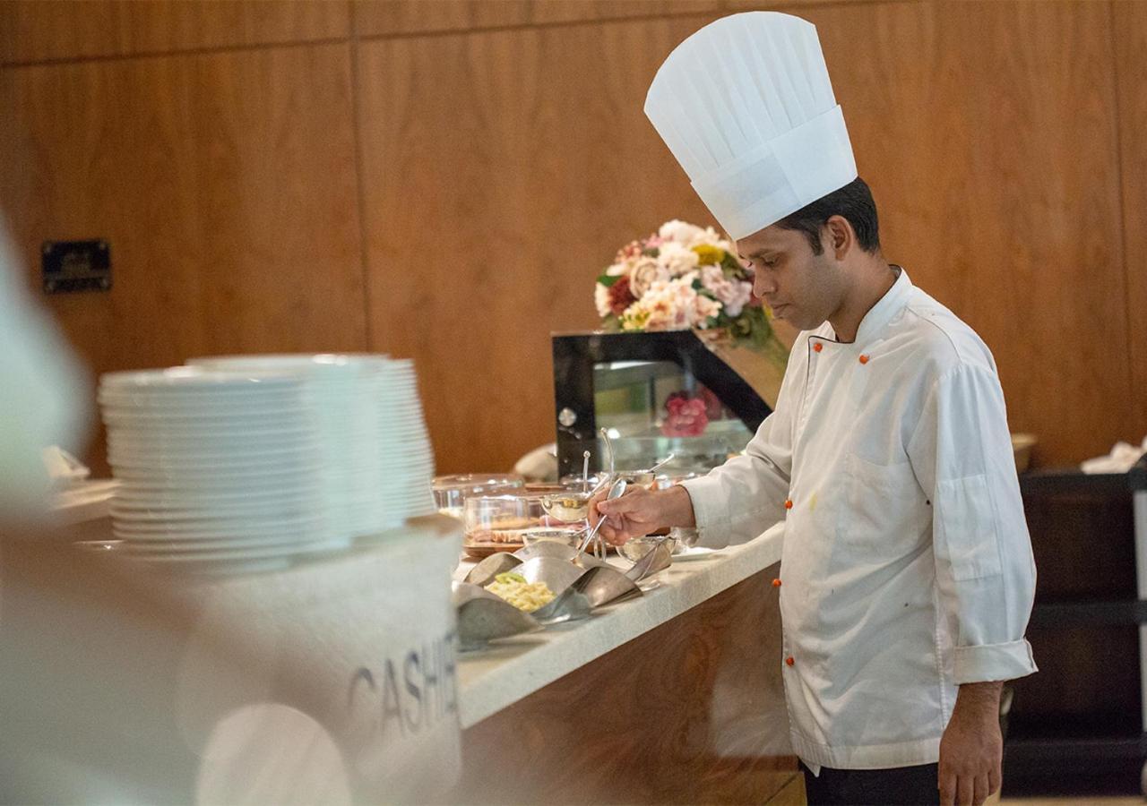 Holiday Suites Al Azizia Mekka Exteriér fotografie A chef preparing food at a buffet