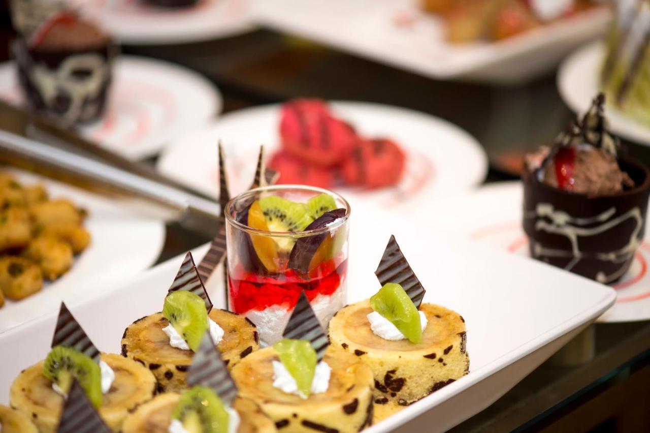 Holiday Suites Al Azizia Mekka Exteriér fotografie A buffet at a luxury hotel