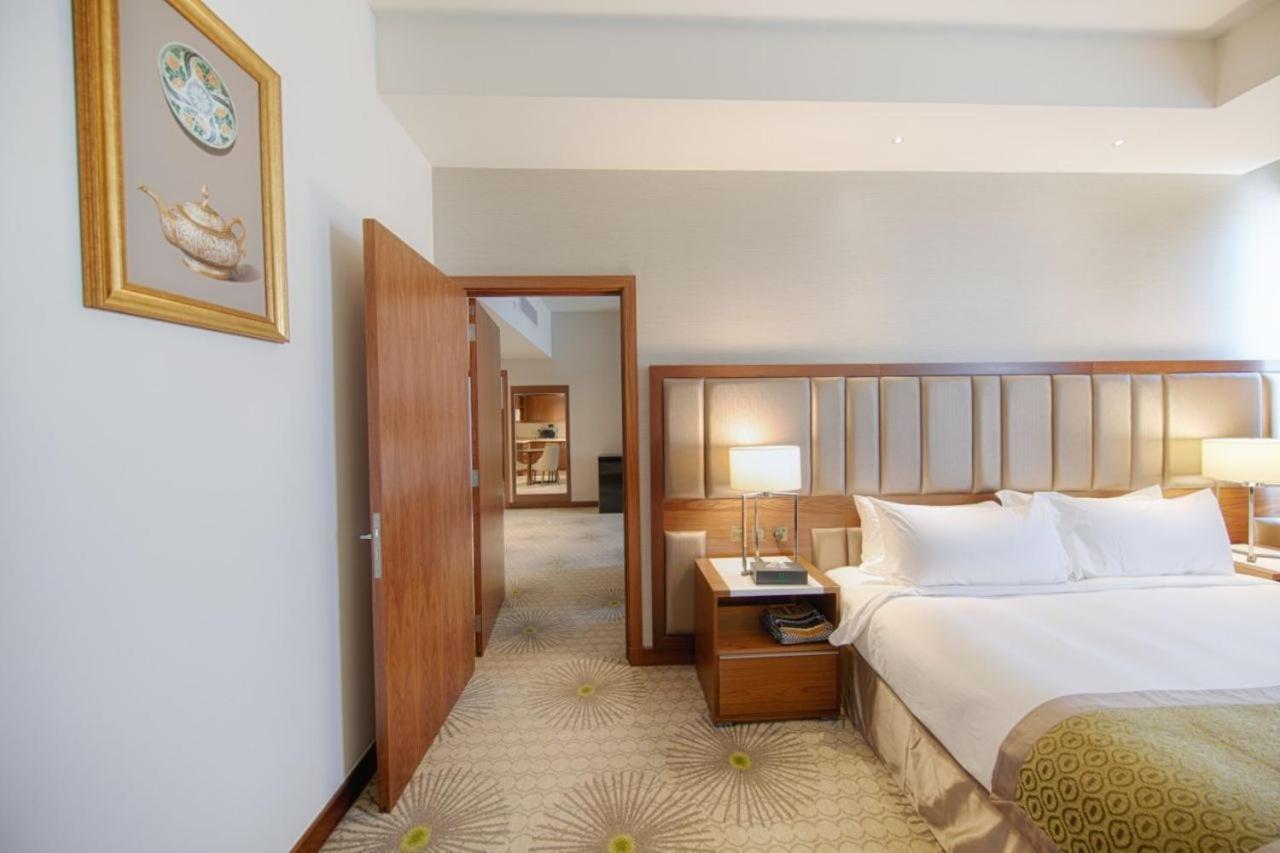 Holiday Suites Al Azizia Mekka Exteriér fotografie A room at the hotel