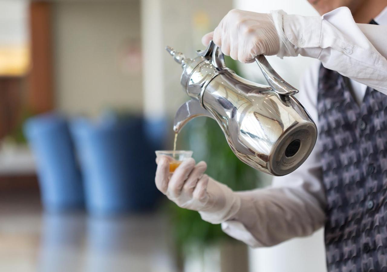 Holiday Suites Al Azizia Mekka Exteriér fotografie Coffee being served in a traditional way.