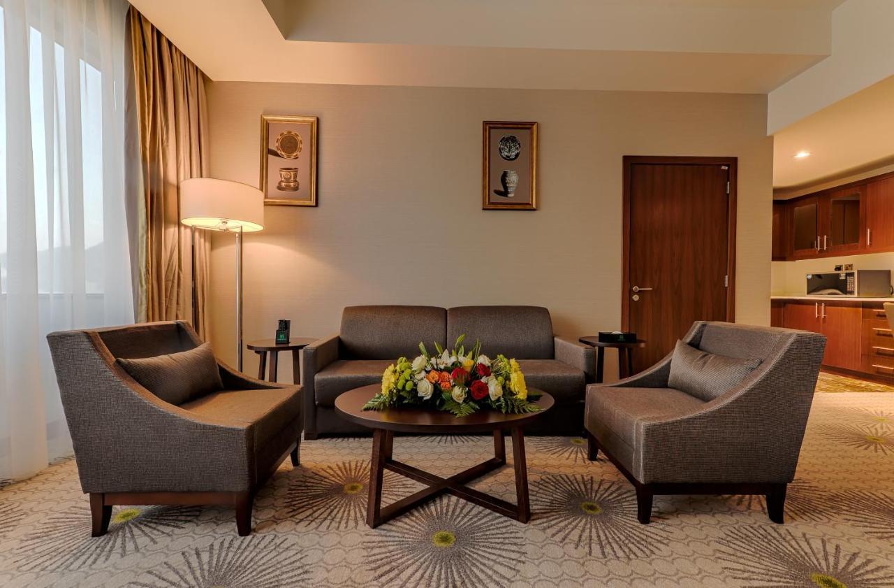 Holiday Suites Al Azizia Mekka Exteriér fotografie A living room in a hotel