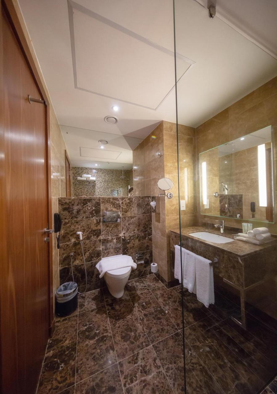 Holiday Suites Al Azizia Mekka Exteriér fotografie A bathroom at the hotel
