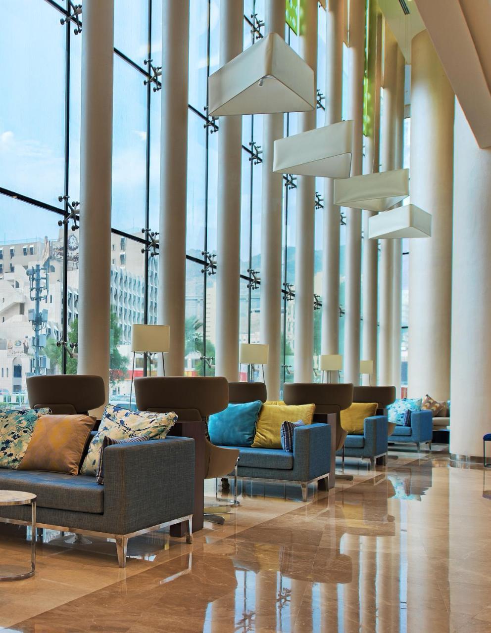Holiday Suites Al Azizia Mekka Exteriér fotografie The hotel lobby