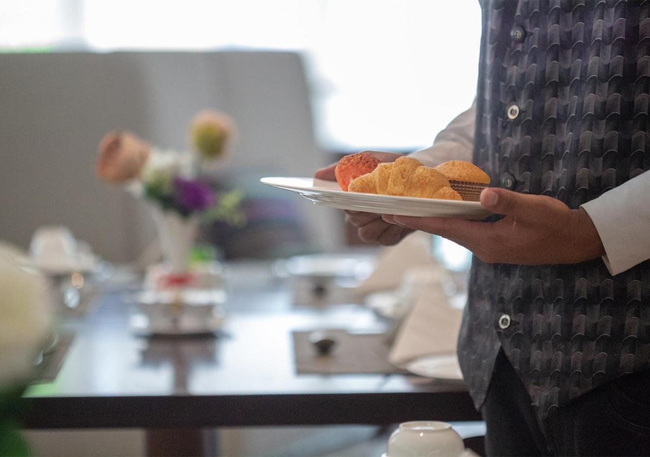 Holiday Suites Al Azizia Mekka Exteriér fotografie A waiter serving food at a buffet