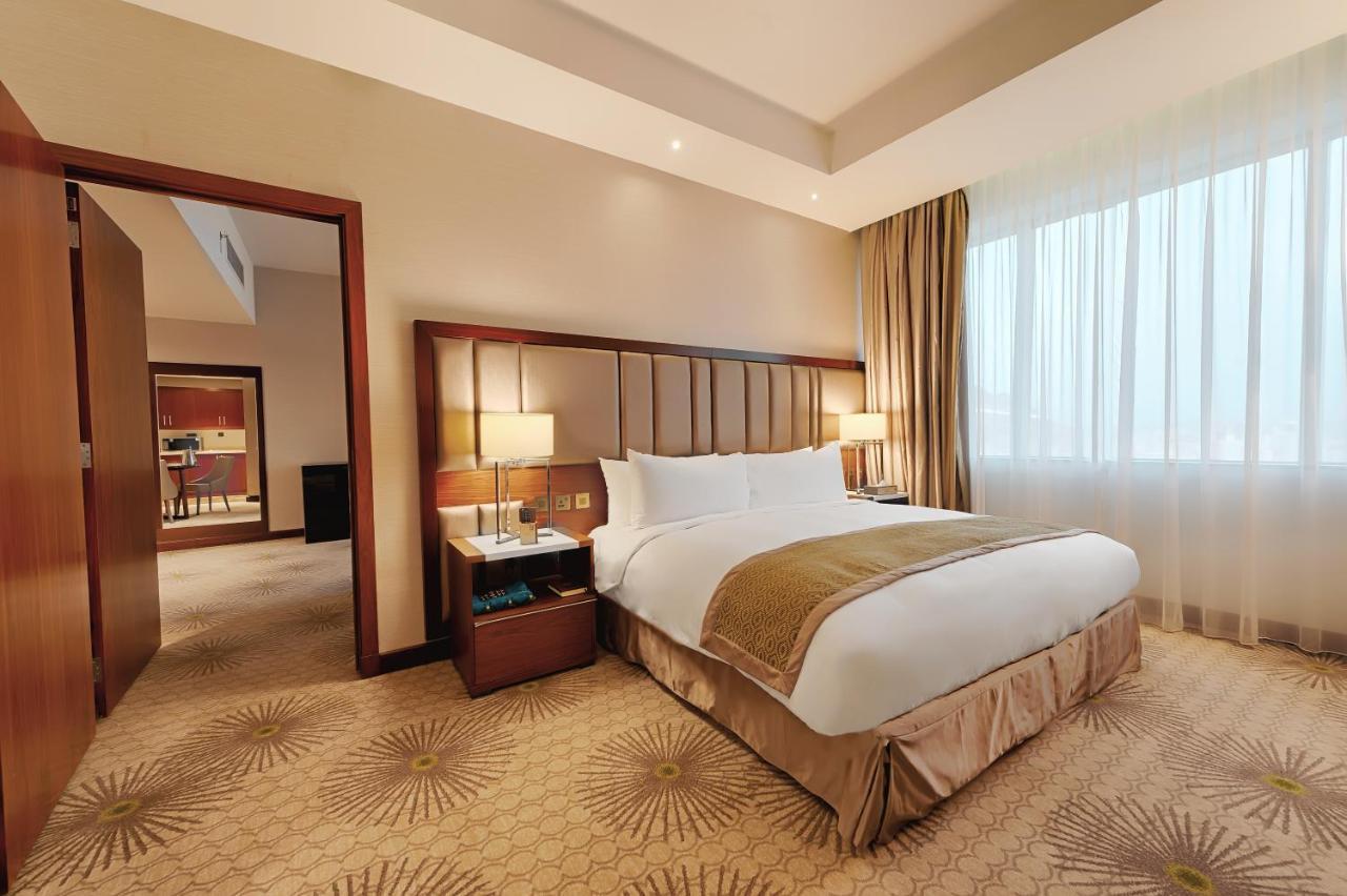 Holiday Suites Al Azizia Mekka Exteriér fotografie A room at the hotel