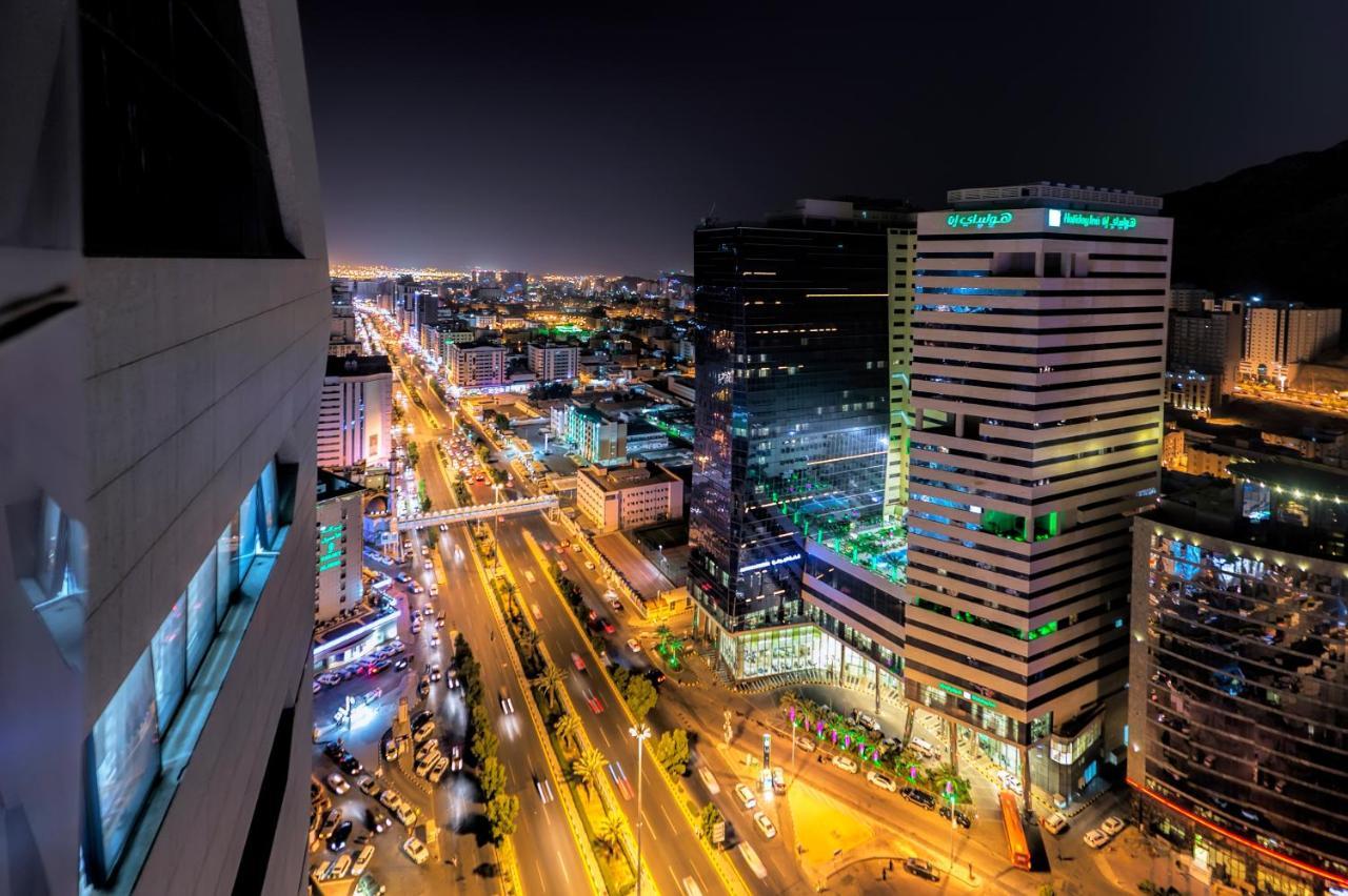 Holiday Suites Al Azizia Mekka Exteriér fotografie The city of Karachi at night.