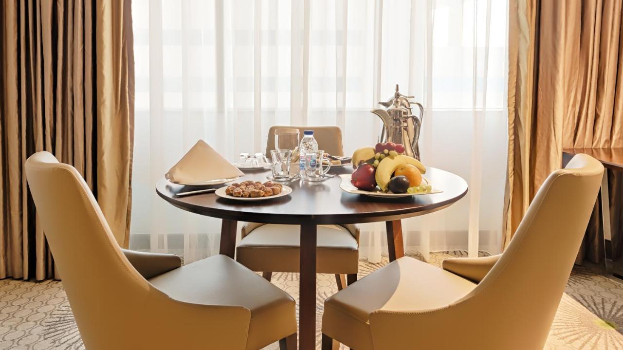 Holiday Suites Al Azizia Mekka Exteriér fotografie Breakfast at the hotel