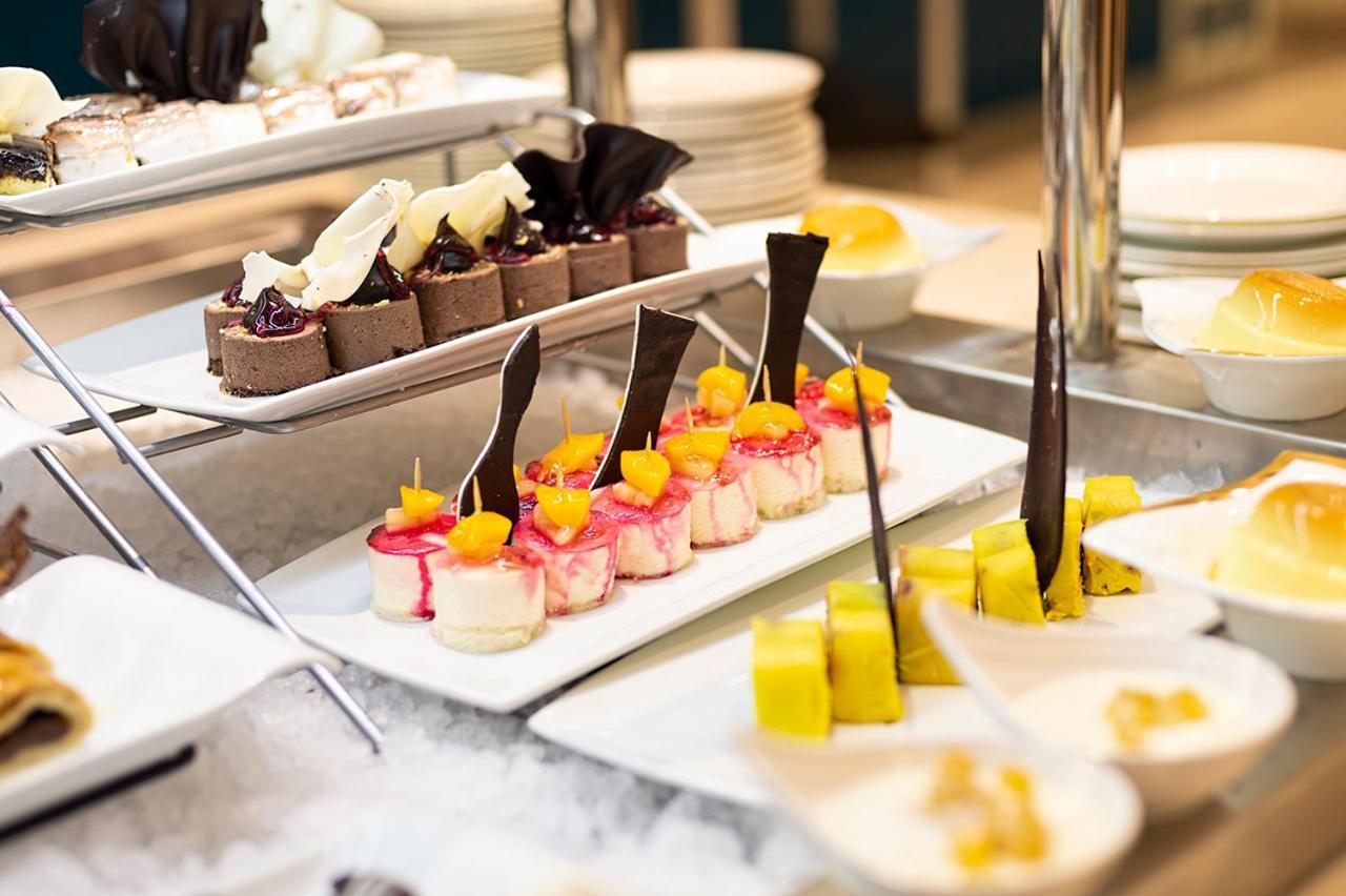 Holiday Suites Al Azizia Mekka Exteriér fotografie A buffet at a luxury hotel