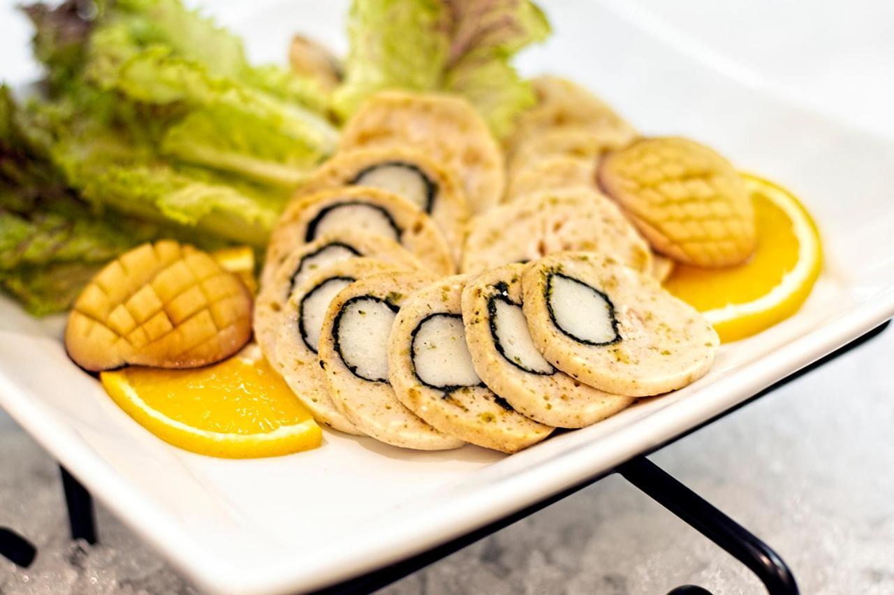 Holiday Suites Al Azizia Mekka Exteriér fotografie A plate of baked almond cookies