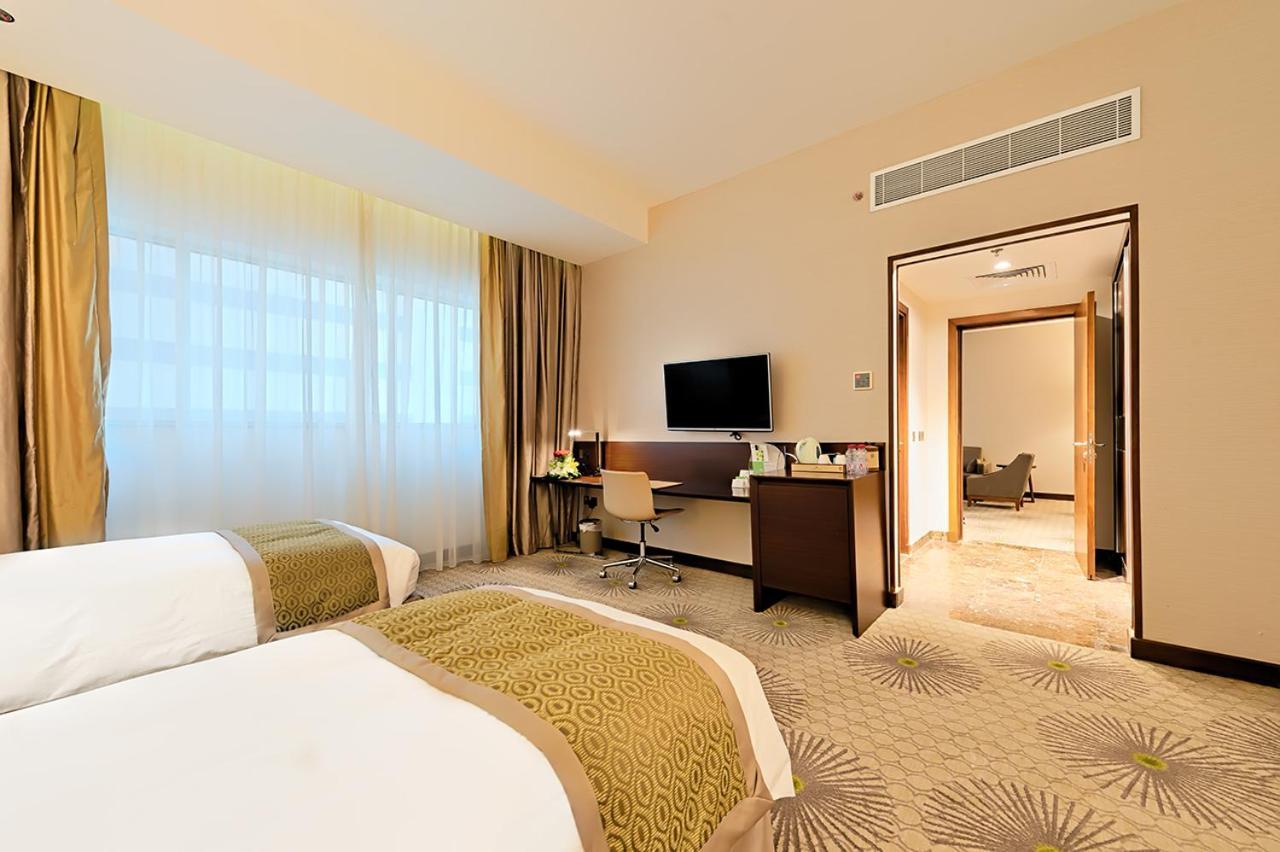 Holiday Suites Al Azizia Mekka Exteriér fotografie A room at the hotel