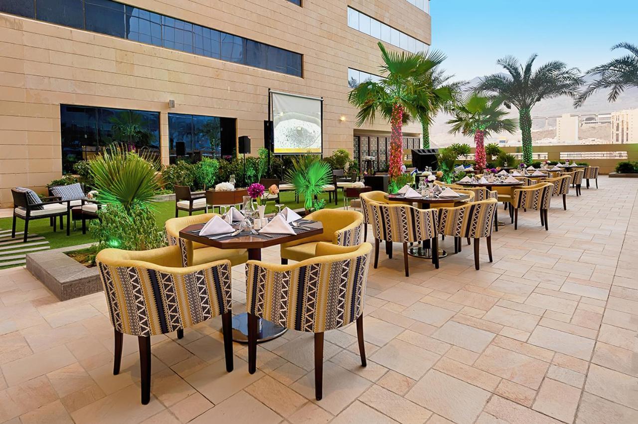 Holiday Suites Al Azizia Mekka Exteriér fotografie The hotel's rooftop garden