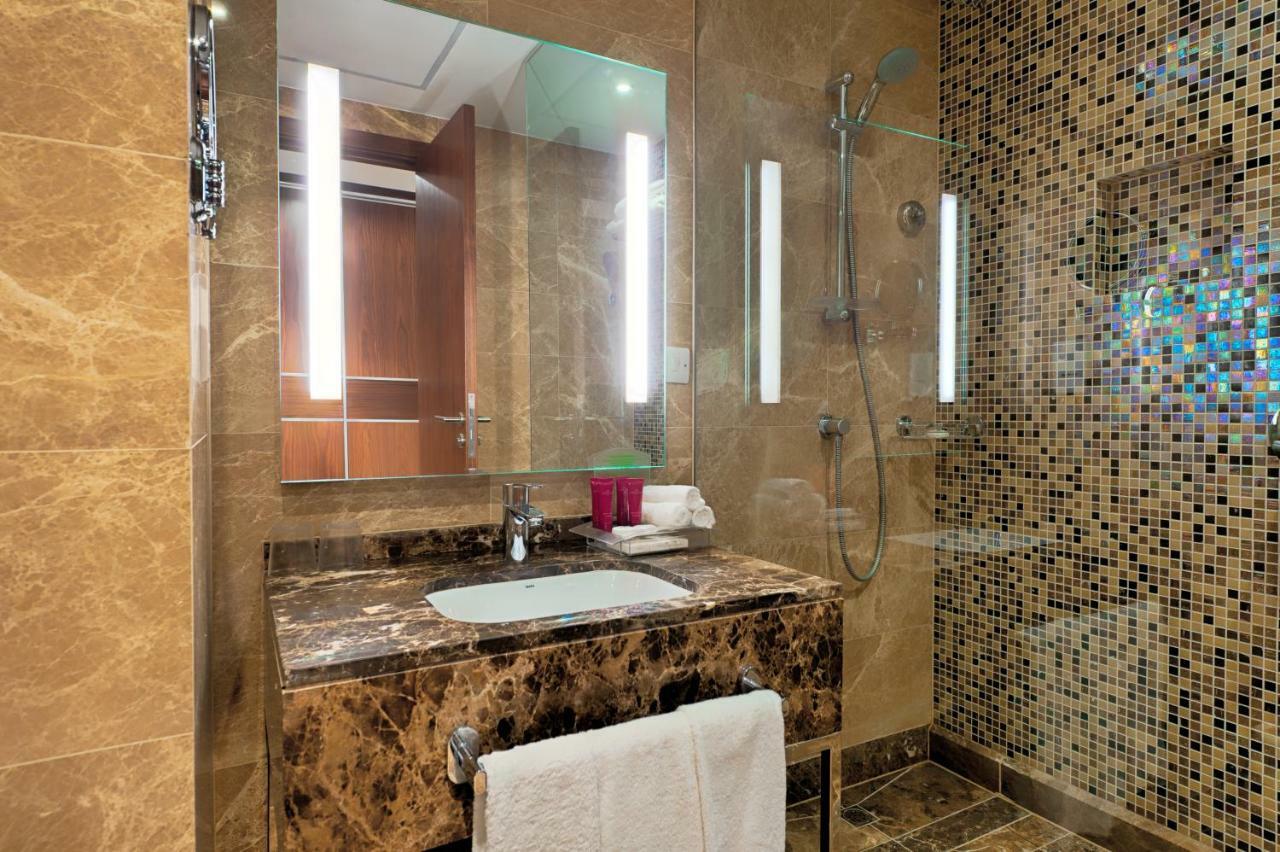 Holiday Suites Al Azizia Mekka Exteriér fotografie A bathroom at the hotel