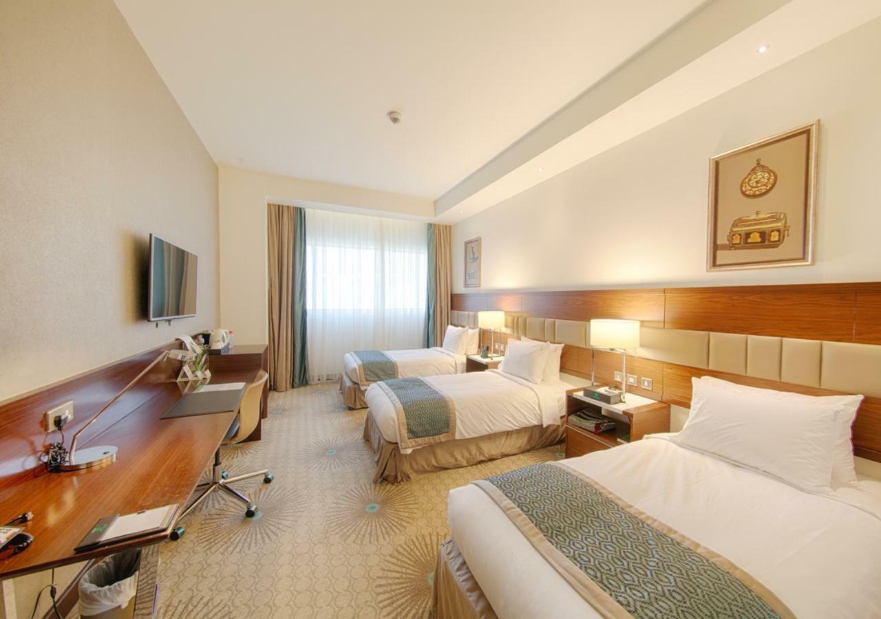 Holiday Suites Al Azizia Mekka Exteriér fotografie A room at the hotel